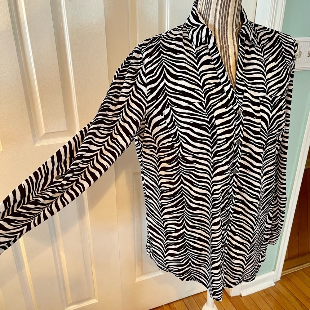 đź’•Talbots size 10 button down blouse. Black and white animal print - Picture 4 of 6